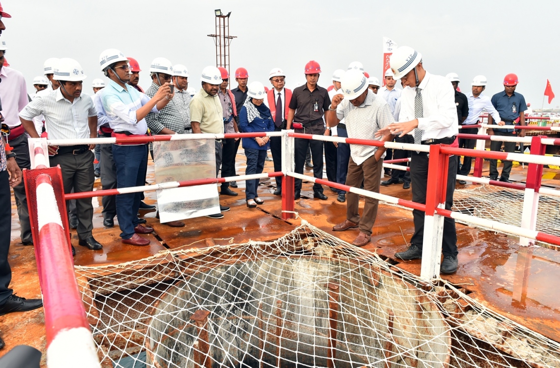 މާލެ: ޑިސެމްބަރު 28، 2016: ހުޅުލެ އާއި މާލެއާ ދެމެދު އަޅާ ބްރިޖުގެ މަސައްކަތް ކުރަމުން އަންނަ ސަރަހައްދަށް ރައީސް އަބްދުﷲ ޔާމީންގެ ދެކަނބަލުންނާއި ބައެއް ވަޒީރުންނާއި އަދި ޗައިނާގެ ސީސީސީސީ ކުންފުނީގެ އިސް ބޭފުޅުން ވަޑައިގެން ބައްލަވައި ލައްވަނީ.-- ފޮޓޯ: ރައީސް އޮފީސް