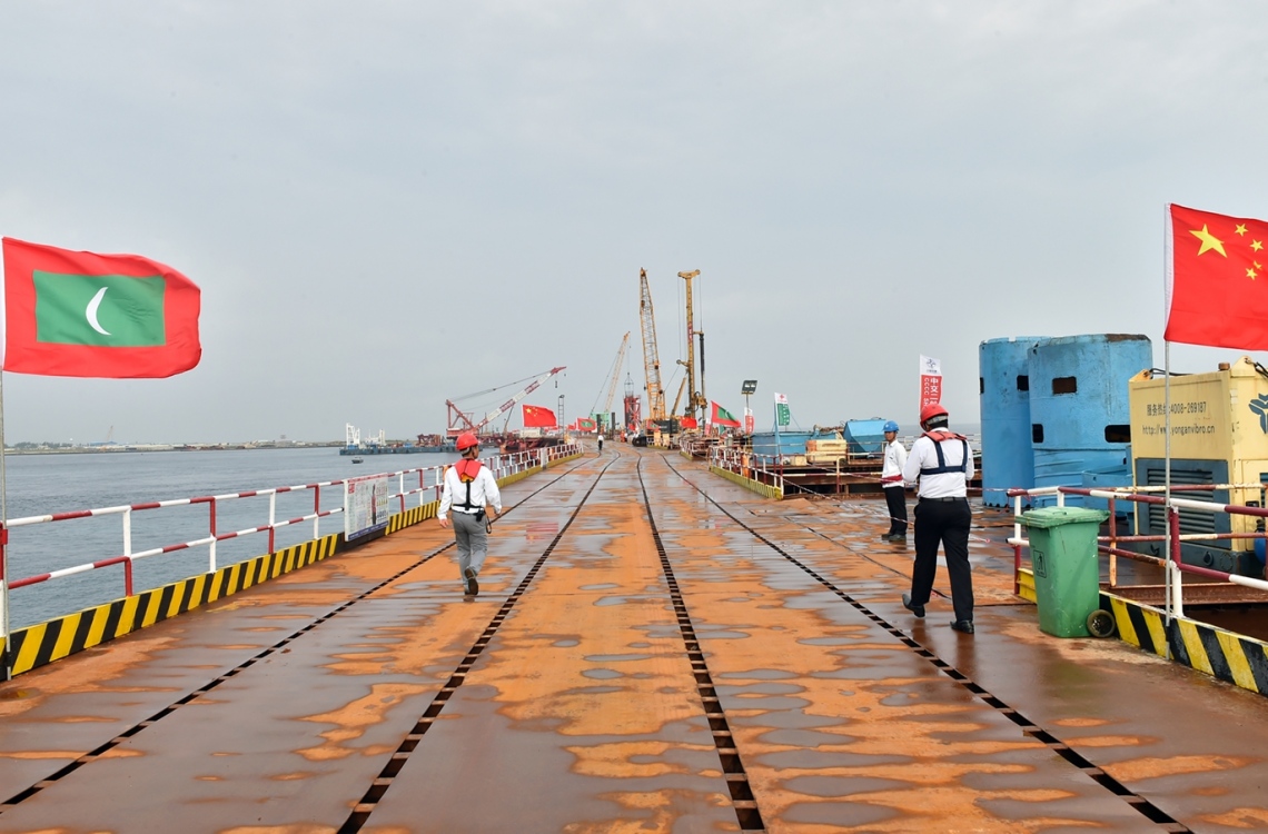 މާލެ: ޑިސެމްބަރު 28، 2016: ހުޅުލެ އާއި މާލެއާ ދެމެދު އަޅާ ބްރިޖުގެ މަސައްކަތް ކުރަމުން އަންނަ ޕްލެޓްފޯމް.-- ފޮޓޯ: ރައީސް އޮފީސް