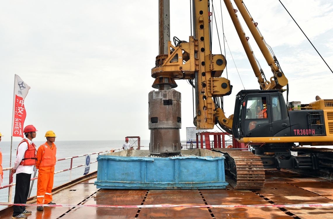 މާލެ: ޑިސެމްބަރު 28، 2016- މާލެ އާއި ހުޅުލެއާ ދެމެދު އަޅާ ބްރިޖުގެ މަސައްކަތް ކުރަމުން އަންނަ ސަރަހައްދު: މި މަސައްކަތް ކުރިއަށް ގެންދާ ގޮތް ރައީސް ޔާމީން މިއަދު ބައްލަވާލެއްވި.--- ފޮޓޯ: ރައީސް އޮފީސް