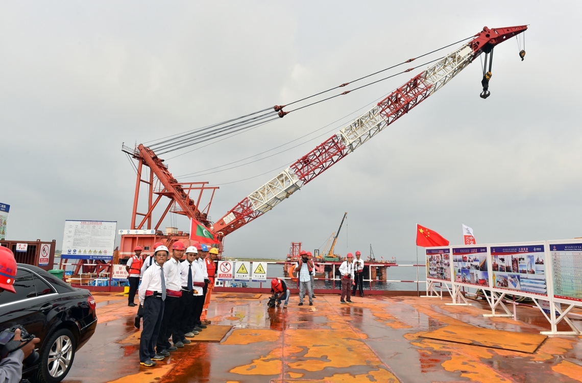 މާލެ: ޑިސެމްބަރު 28، 2016- މާލެ އާއި ހުޅުލެއާ ދެމެދު އަޅާ ބްރިޖުގެ މަސައްކަތް ކުރިއަށް ގެންދާ ސަރަހައްދުގެ ޕްލެޓްފޯމް: މަސައްކަތް ކުރިއަށް ގެންދާ ގޮތް ރައީސް ޔާމީންގެ ދެކަނބަލުން މިއަދު ބައްލަވައިލެއްވި.---ފޮޓޯ: ރައީސް އޮފީސް