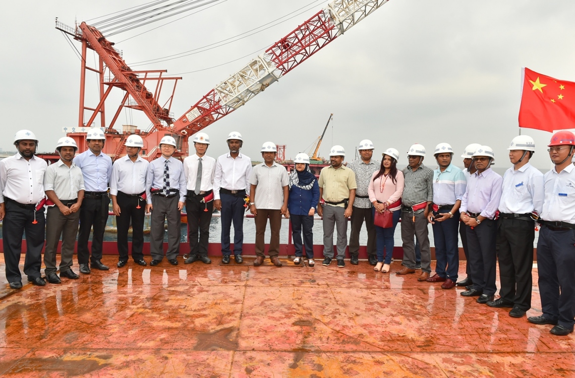 މާލެ: ޑިސެމްބަރު 28، 2016- ހުޅުލެ އާއި މާލެއާ ދެމެދު އަޅާ ބްރިޖުގެ މަސައްކަތް ކުރަމުން އަންނަ ސަރަހައްދުގައި ރައީސް އަބްދުﷲ ޔާމީންގެ ދެކަނބަލުންނާއި ބައެއް ވަޒީރުންނާއި އަދި ޗައިނާގެ ސީސީސީސީ ކުންފުނީގެ އިސް ބޭފުޅުންނާއެކު، ބްރިޖުގެ ޕްލެޓުފޯމު މަތީގައި ފޮޓޯއަކަށް ހުއްޓިވަޑައިގެން.-- ފޮޓޯ: ރައީސް އޮފީސް