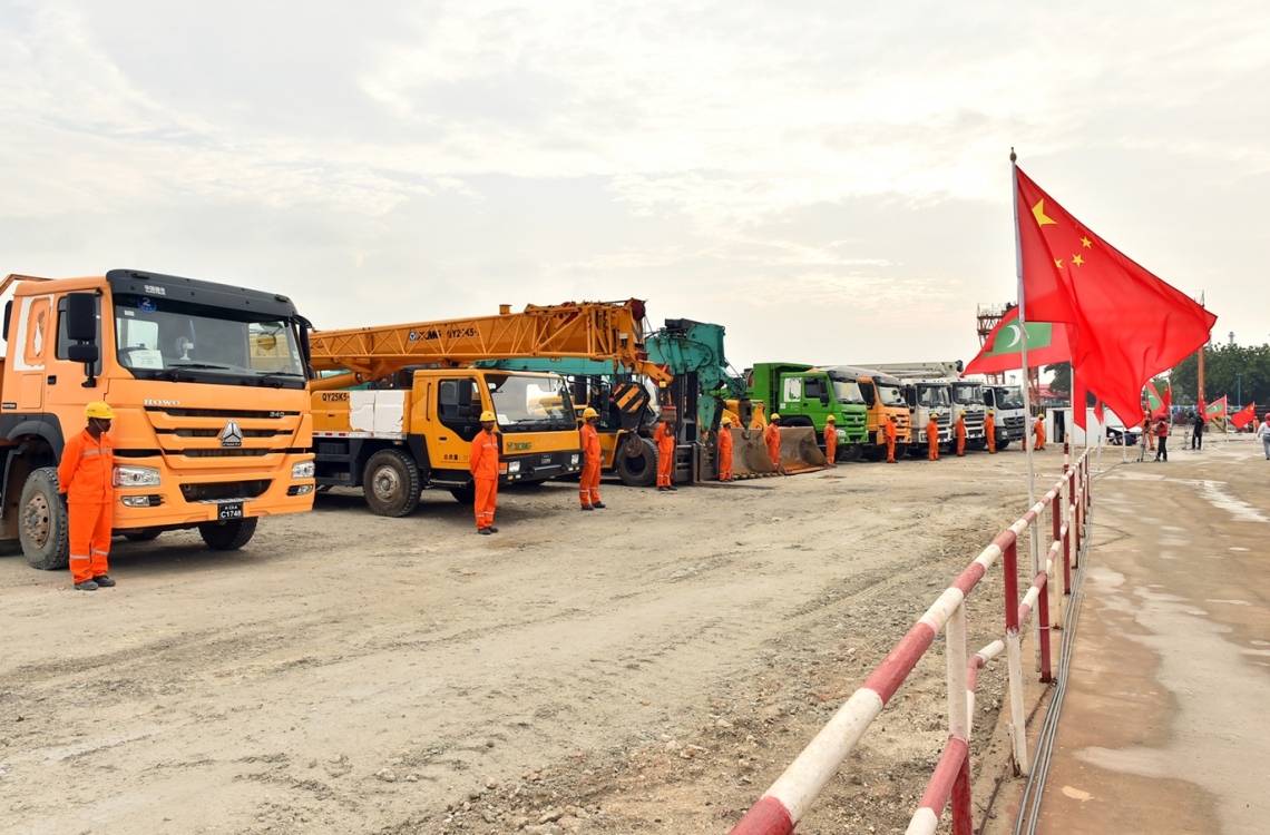 މާލެ: ޑިސެމްބަރު 28، 2016- ހުޅުލެ އާއި މާލެއާ ދެމެދު އަޅާ ބްރިޖުގެ މަސައްކަތް ކުރަމުން އަންނަ ސަރަހައްދު: މި މަސައްކަތް ކުރިއަށް ގެންދާ ގޮތް ރައީސް ޔާމީންގެ ދެކަނބަލުން މިއަދު ބައްލަވައިލެއްވި.--- ފޮޓޯ: ރައީސް އޮފީސް