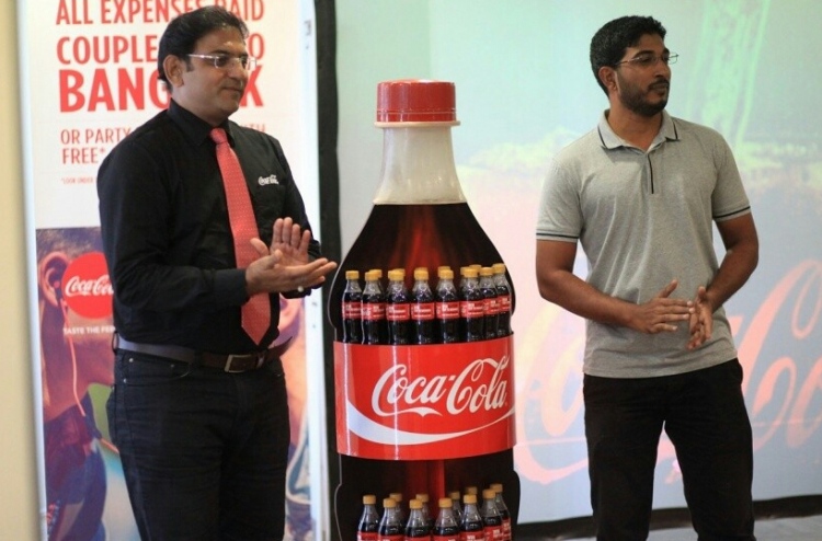 ކޯކުގެ ޕްރޮމޯޝަން: ބެންކޮކް ދަތުރާއި ހިލޭ ކޯކް