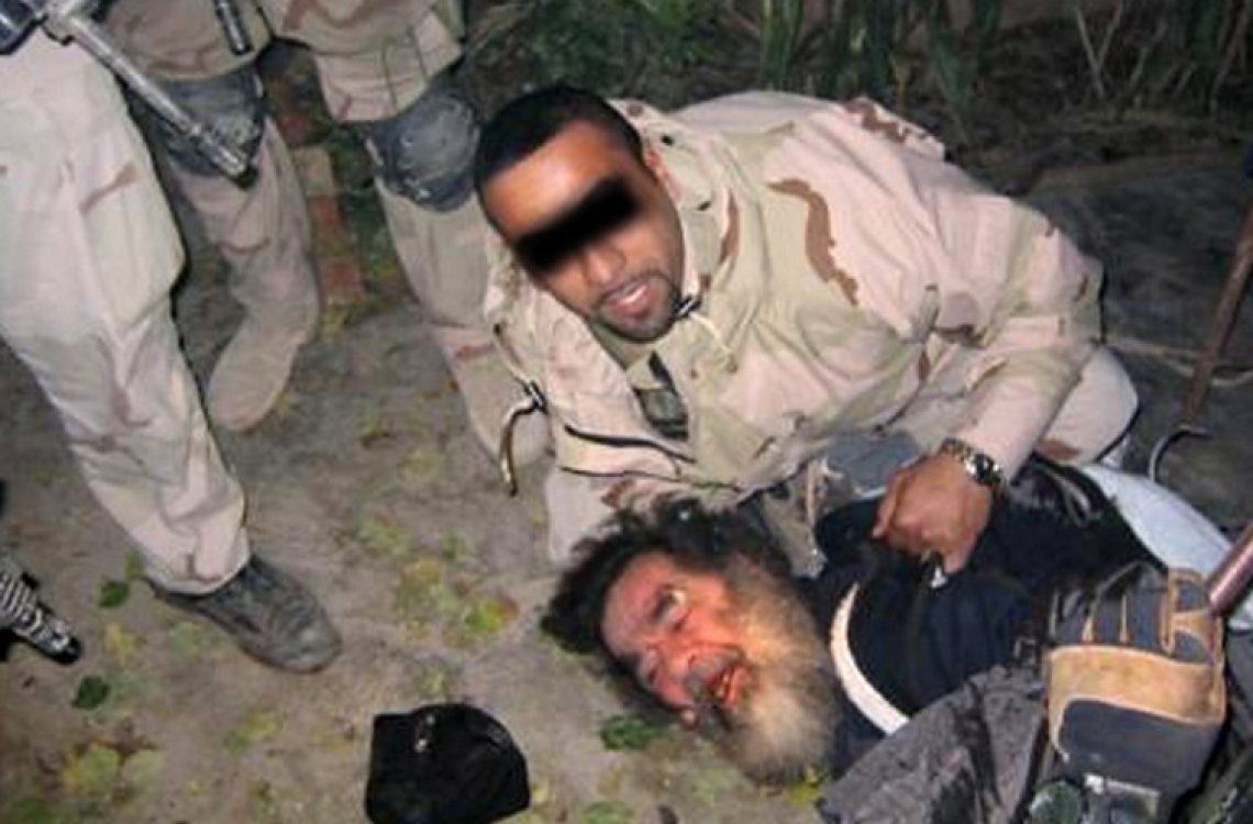 އިރާގުގެ ކުރީގެ ރައީސް ސައްދާމު ހުސައިން ފިލާ އޮތް ތަނުން ހޯދާ އެމެރިކާ ސިފައިން ޑިސެމްބަރު 13، 2003 ގައި ހައްޔަރު ކުރަނީ. --ފޮޓޯ:އޭއެފްޕީ