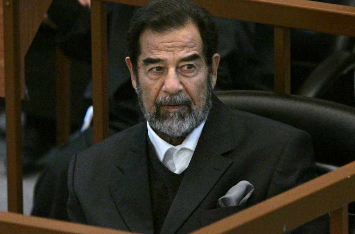 ސައްދާމު ހުސައިންގެ ޝަރީއަތް ކުރިއަށް ދިޔައިރު ނޮވެމްބަރު 28، 2006 ގައި ކޯޓުގައި. --ފޮޓޯ:އޭއެފްޕީ