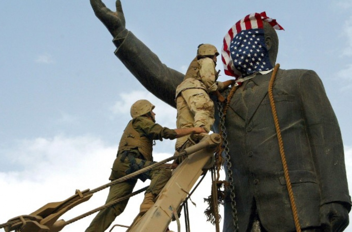 އިރާގު ހިފުމަށް ފަހު ބަޣުދާދުގައި ހުރި ސައްދާމުގެ ބުދެއް އެޕްރީލް 9، 2003 ގައި އެމެރިކާ ސިފައިން ވައްޓާލަނީ. --ފޮޓޯ:ސީއެންއެން