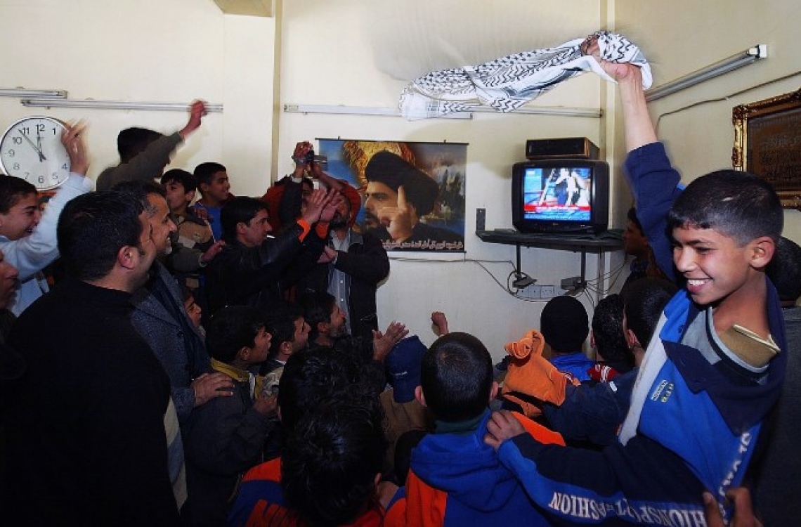 ސައްދާމު ދަންޖައްސާ މަންޒަރު ފެނުމުން ސަދުރު ސިޓީގެ ބައެއް މީހުން އުފާފާޅު ކުރަނީ. --ފޮޓޯ:ސީއެންއެން