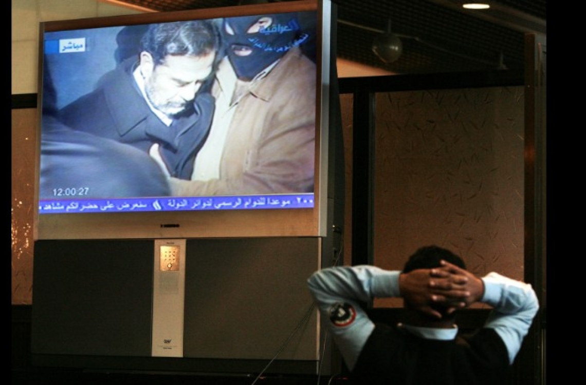 ސައްދާމު ދަންޖެއްސި ދުވަހު އިރާގު ޓީވީން އެ މަންޒަރު މީހަކު ބަލަނީ. --ފޮޓޯ:ސީއެންއެން