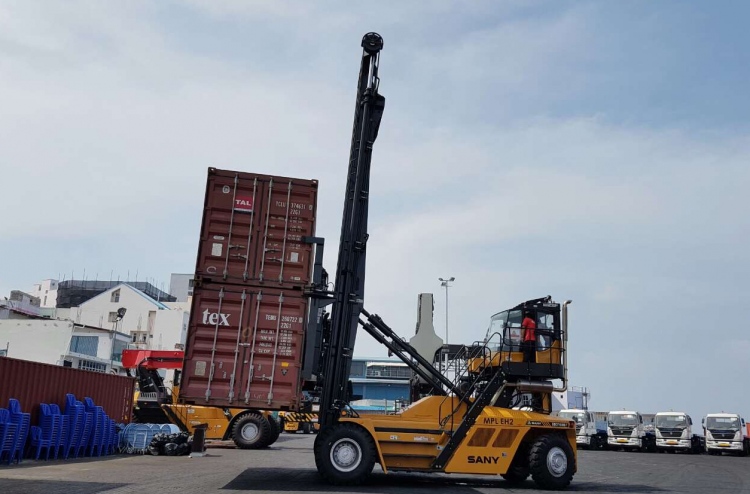 ވިޔަފާރި ބަނދަރުގައި ތަޖުރިބާ ހޯދުން، އެލަވަންސާ އެކު