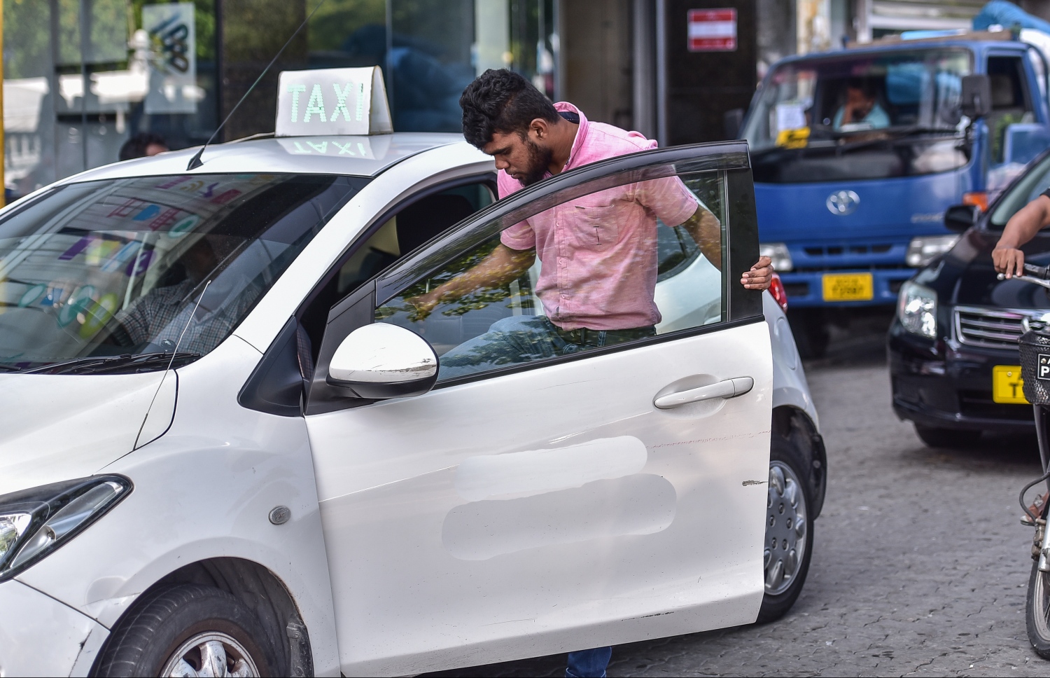 ޓެކްސީއަކަށް މީހަކު އަރަނީ: ރާއްޖޭގައި ޓެކްސީގެ ހިދުމަތްދޭ 17 ވަރަކަށް ސެންޓަރު އެބަ އޮތް-- ފޮޓޯ: މިހާރު