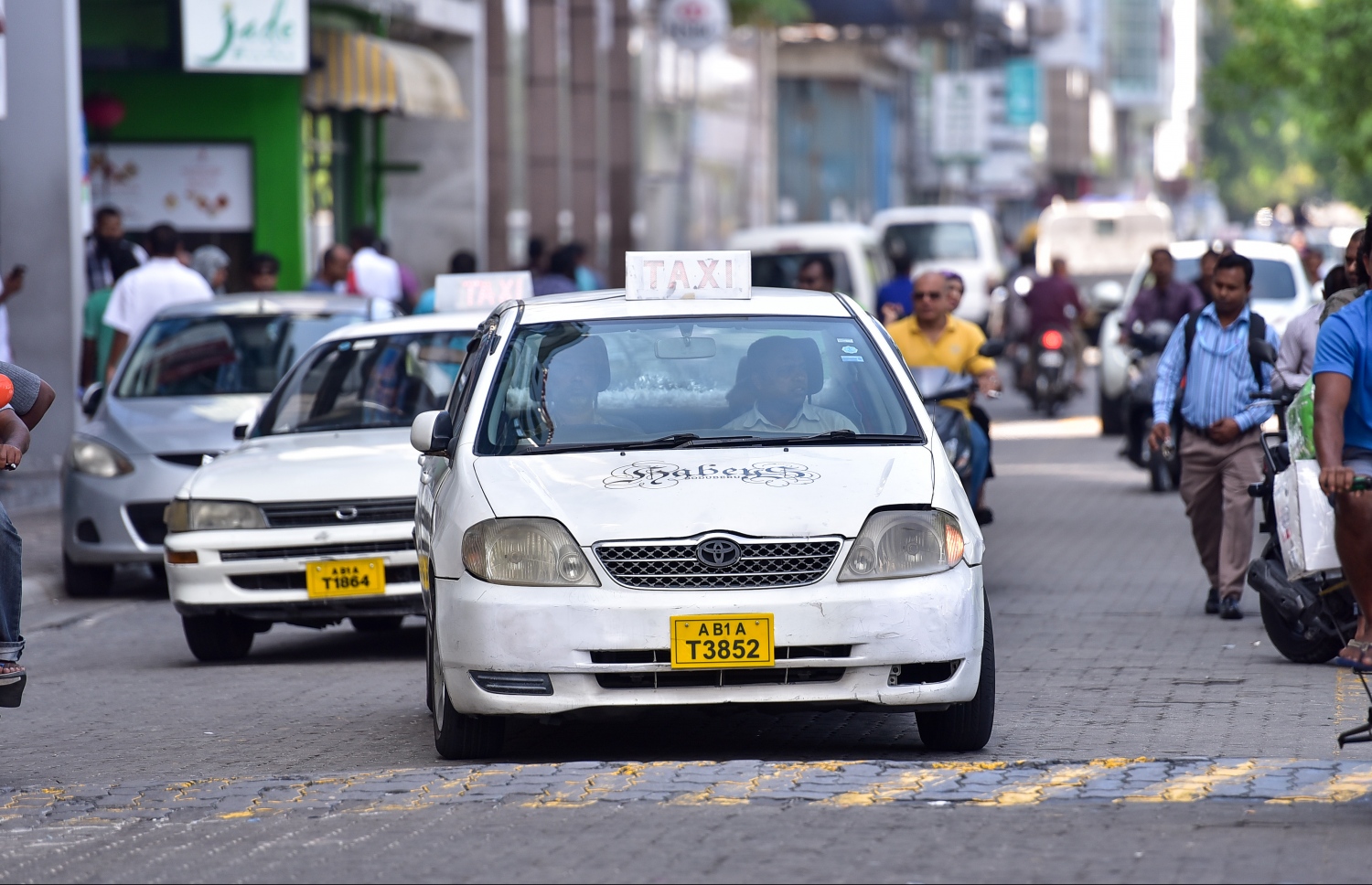 މާލޭގެ މަގެއްގައި ޓެކްސީތަކެއް ދުއްވަނީ: ބްރިޖް ހުރަސްކޮށް ކުރާ ދަތުރުތަކަށް ނަގާ އަގާ މެދު ޑްރައިވަރުން ހިތްހަމަނުޖެހޭ. --ފޮޓޯ: ނިޝާން އަލީ/ މިހާރު