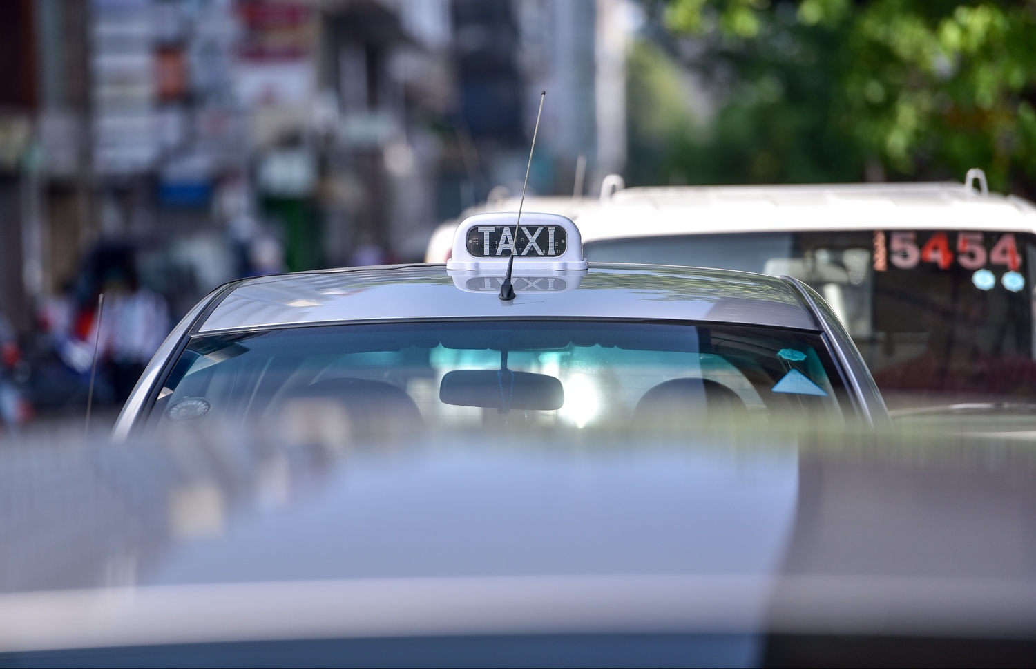 މާލޭގެ މަގެއްގައި ޓެކްސީއެއް ދުއްވާފައި ދަނީ: އޮންލައިން ޓެކްސީ ތައާރަފްކޮށް ޕްރައިވެޓް ކާރުތަކަށް ވެސް އެ ހިދުމަތް ދެވޭނެ ގޮތެއް ހަދަން ޖެހޭ.-- ފޮޓޯ: ނިޝާން އަލީ/ މިހާރު