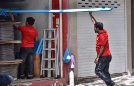 Expatriate workers pictured in Male' City. FILE PHOTO/MIHAARU