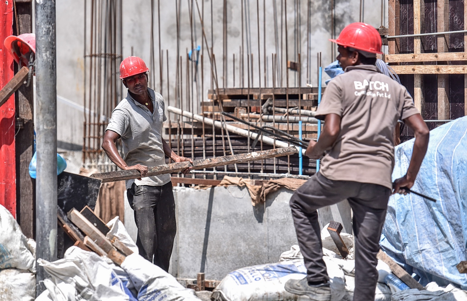 ކޮންސްޓްރަކްޝަން ސައިޓެއްގައި ބިދޭސީންތަކެއް މަސައްކަތް ކުރަނީ-- ފޮޓޯ: ނިޝާން އަލީ/ މިހާރު