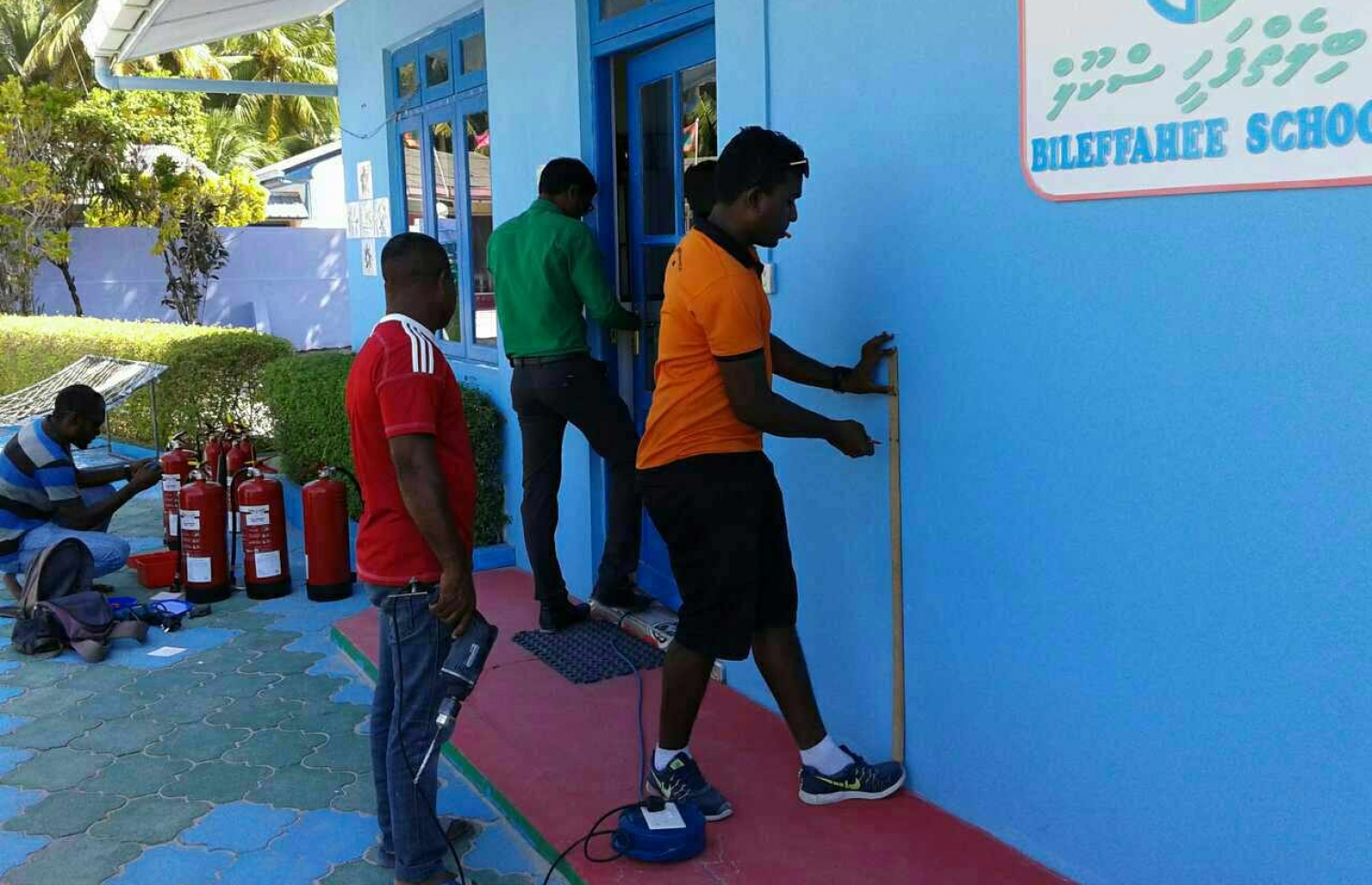 ބިލެތްފަހި ސްކޫލުގައި އަލިފާން ނިއްވާ ފުޅިތައް ބެހެެއްޓުމުގެ މަސައްކަތް ކުރަނީ.-- ފޮޓޯ: އެޑިއުކޭޝަން މިނިސްޓްރީ