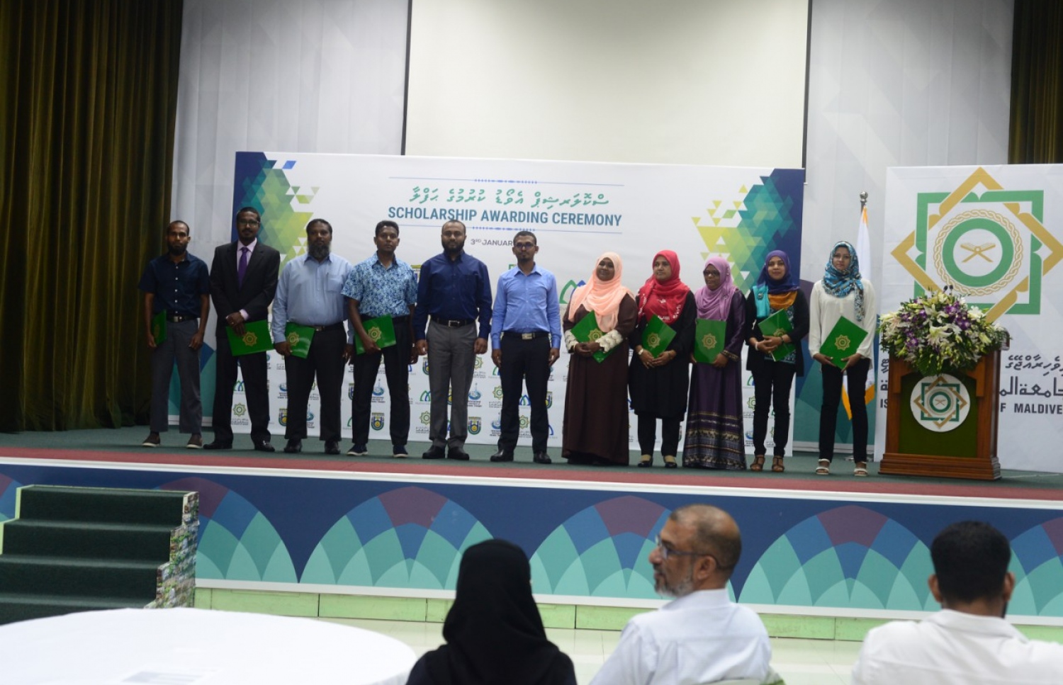 ސްކޮލަޝިޕަށް ހޮވުނު މީހުންނާ އެކު މިނިސްޓަރު މުނައްވަރު (މ) އަދި ޝަހީމް ފޮޓޯއަކަށް ހުއްޓިވަޑައިގެން.-- ފޮޓޯ: އިސްލާމިކް ޔުނިވާސިޓީ