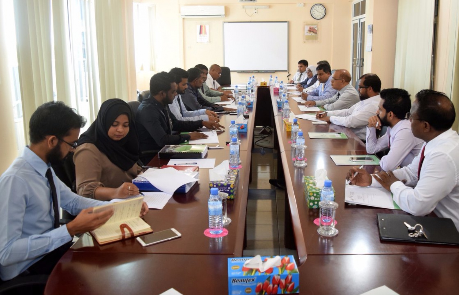 އީސީގެ ގައުމީ ލަފާ ދޭ ކޮމެޓީގެ ބައްދަލުވުމެއް:- ކެންޑިޑޭޓުންގެ ކެންޑިޑެސީ ބާތިލްކޮށް، އަލުން ކުރިމަތިލާން ޖެހުނު މައްސަލާގައި އެމްޑީޕީން ވަނީ ކޯޓަށް ދާން ނިންމާފައި --ފޮޓޯ: އިލެކްޝަންސް