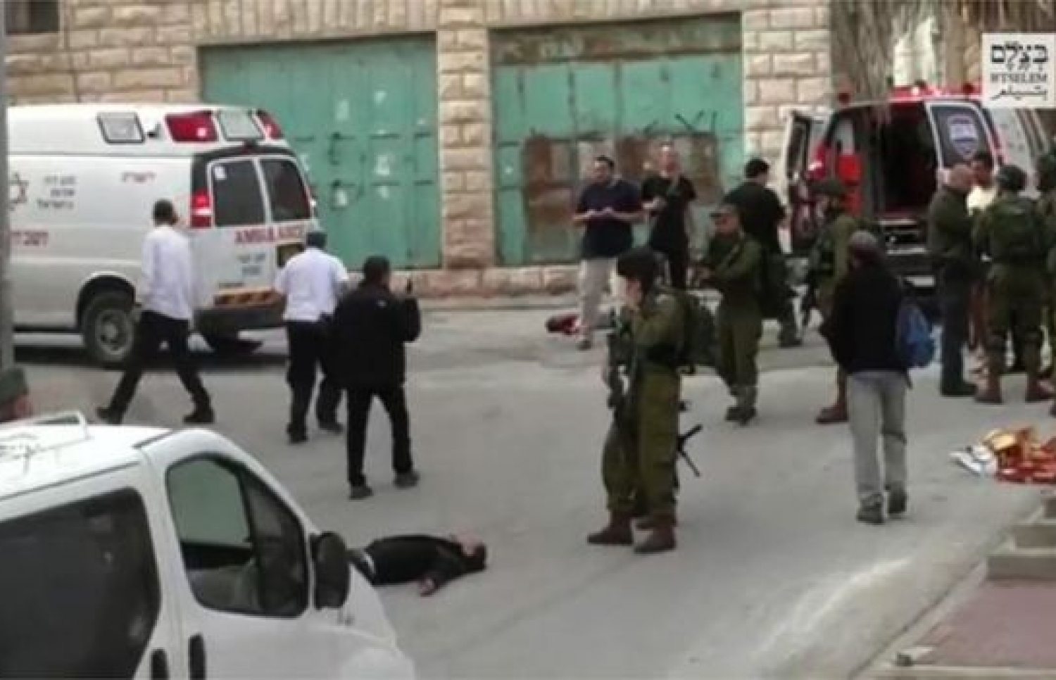 ޒަޚަމްވެފައި އޮތް ފަލަސްތީނުގެ ޒުވާނާ ގަޔަށް އިޒްރޭލް ސިފައިންގެ މީހާ ބަޑި ޖަހަނީ. --ފޮޓޯ:އޭއެފްޕީ