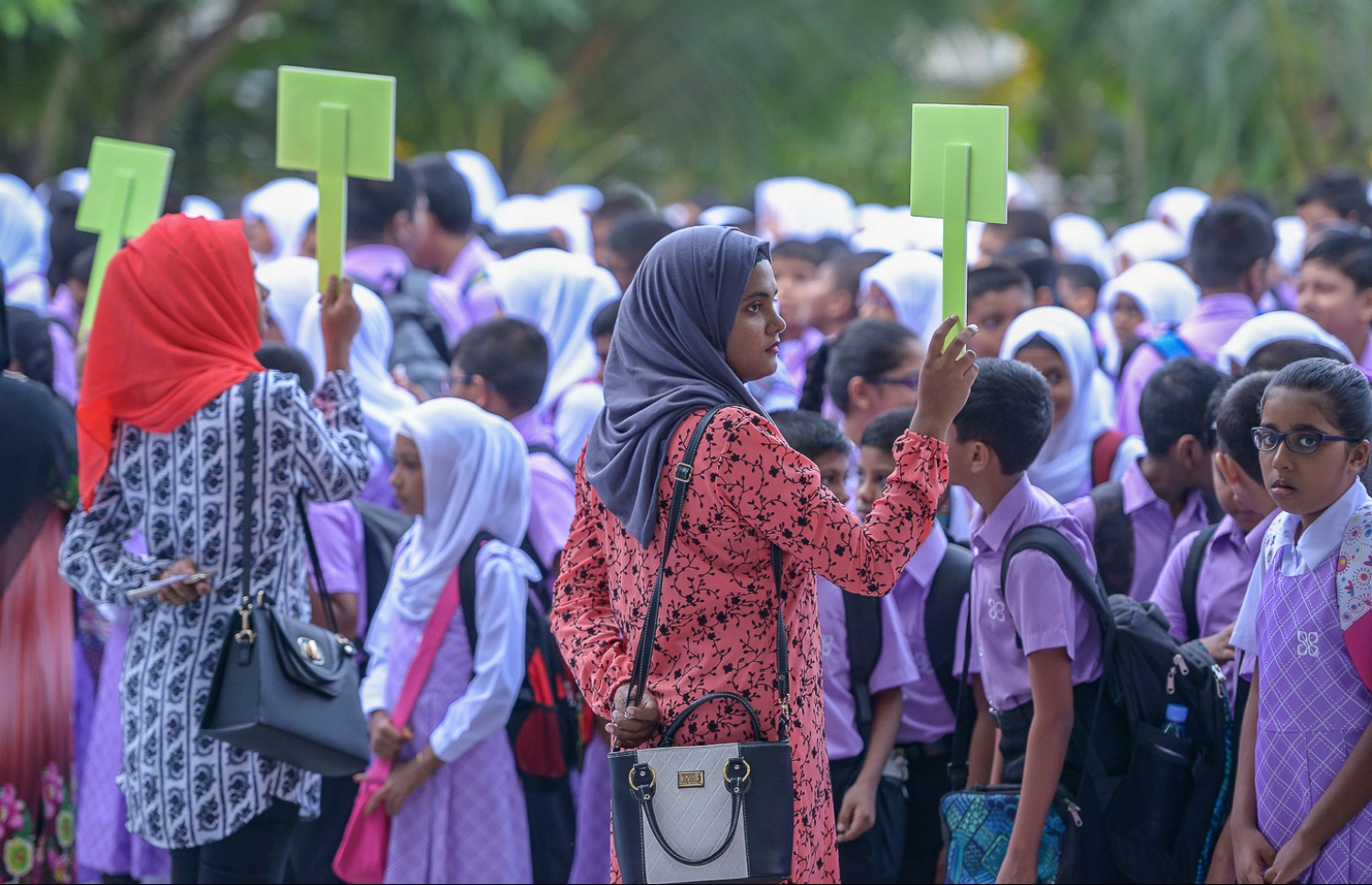 ހިރިޔާ ސްކޫލުގެ ދަރިވަރުންތަކެއް މިއަދު އެސެމްބްލީގައި މަޑުކޮށްލައިގެން.--- ފޮޓޯ: ނަސްރުﷲ ސޯލިހް