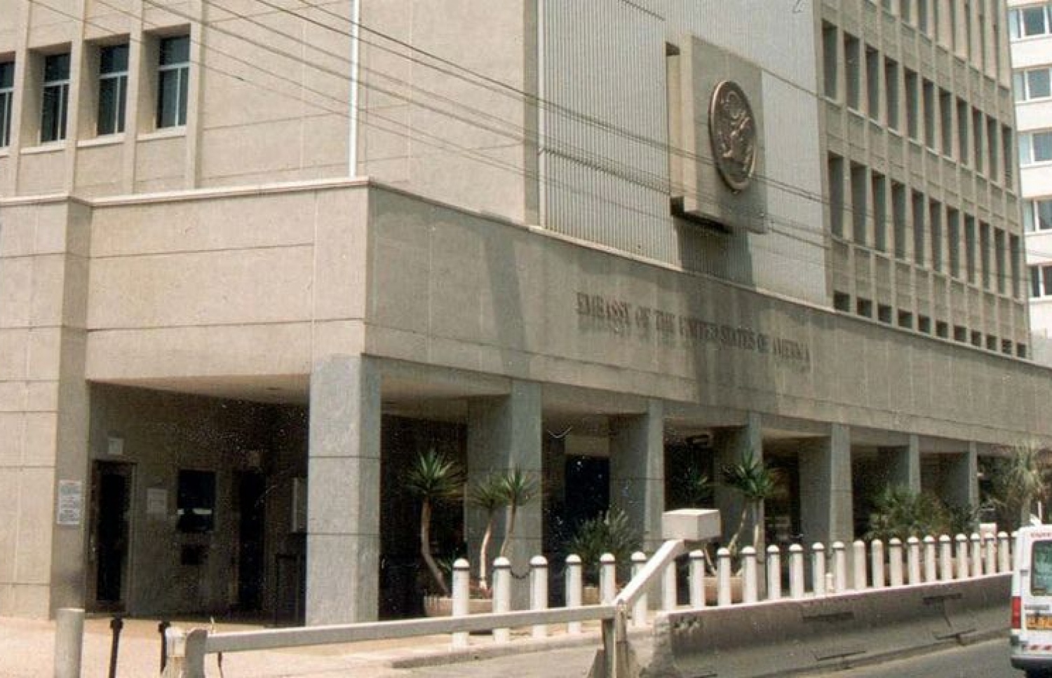 އިޒްރޭލުގެ ވެރިރަށް ތެލް އަބީބްގައި ހުންނަ އެމެރިކާ އެމްބަސީ: މި އެމްބަސީ ފަލަސްތީނުގެ ގުދުސަށް ބަދަލު ކުރުމަށް އެމެރިކާގެ އިންތިހާބީ ރައީސް ޑޮނަލްޑް ޓްރަމްޕު ވަނީ އިންތިހާބުގެ ތެރޭގައި ވައުދުވެވަޑައިގެންފައި.