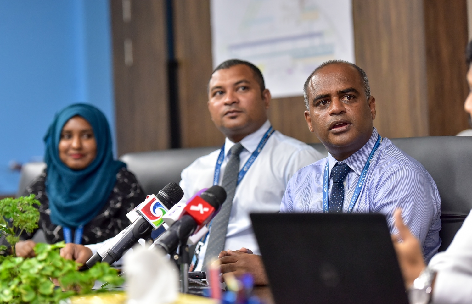 މިއަދު ބޭއްވި ނޫސްވެރިންގެ ބައްދަލުވުމުގައި އެމްއޭސީއެލްގެ މެނޭޖިން ޑިރެކްޓަރު އާދިލް (ކ) ވާހަކަ ދައްކަވަނީ.-- ފޮޓޯ: ނިޝާން އަލީ/ މިހާރު