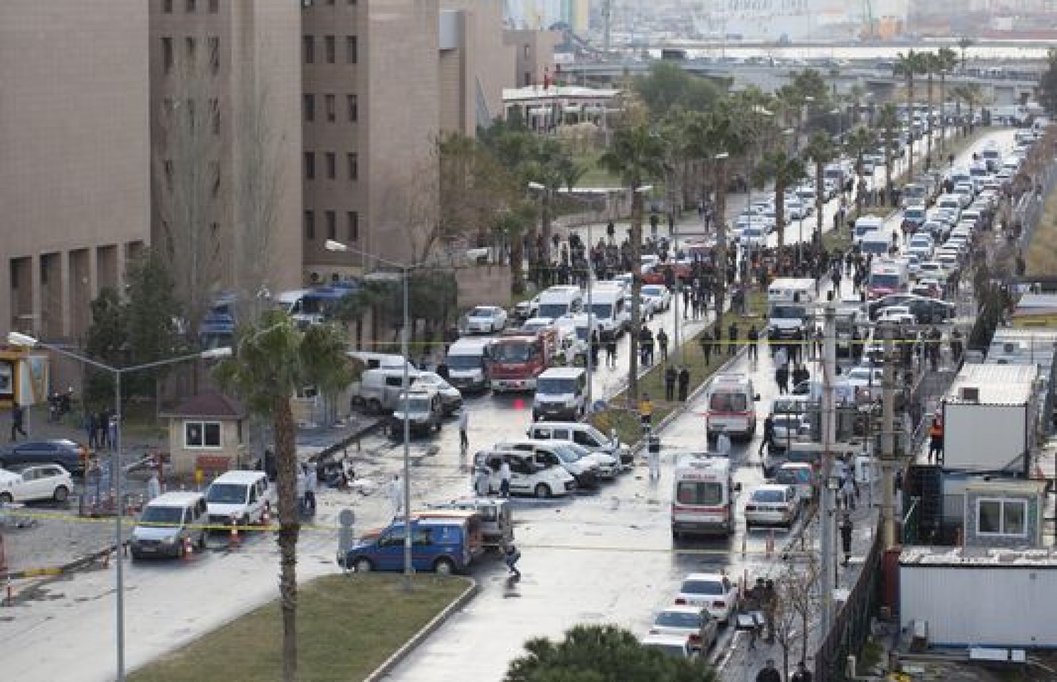 މި މަހުގެ 5 ވަނަ ދުވަހު ތުރުކީގެ އިޒްމީރްގައި ދިން ކާރު ބޮމުގެ ހަމަލާ ހިނގި ސަރަހައްދުގައި ފުލުހުން ހަރަކާތްތެރިވަނީ. ތުރުކީ އަށް ވަނީ އައިއެސް ޖަމާއަތުގެ ނުރައްކާ ބޮޑުވެފައި. --ފޮޓޯ އީޕީއޭ