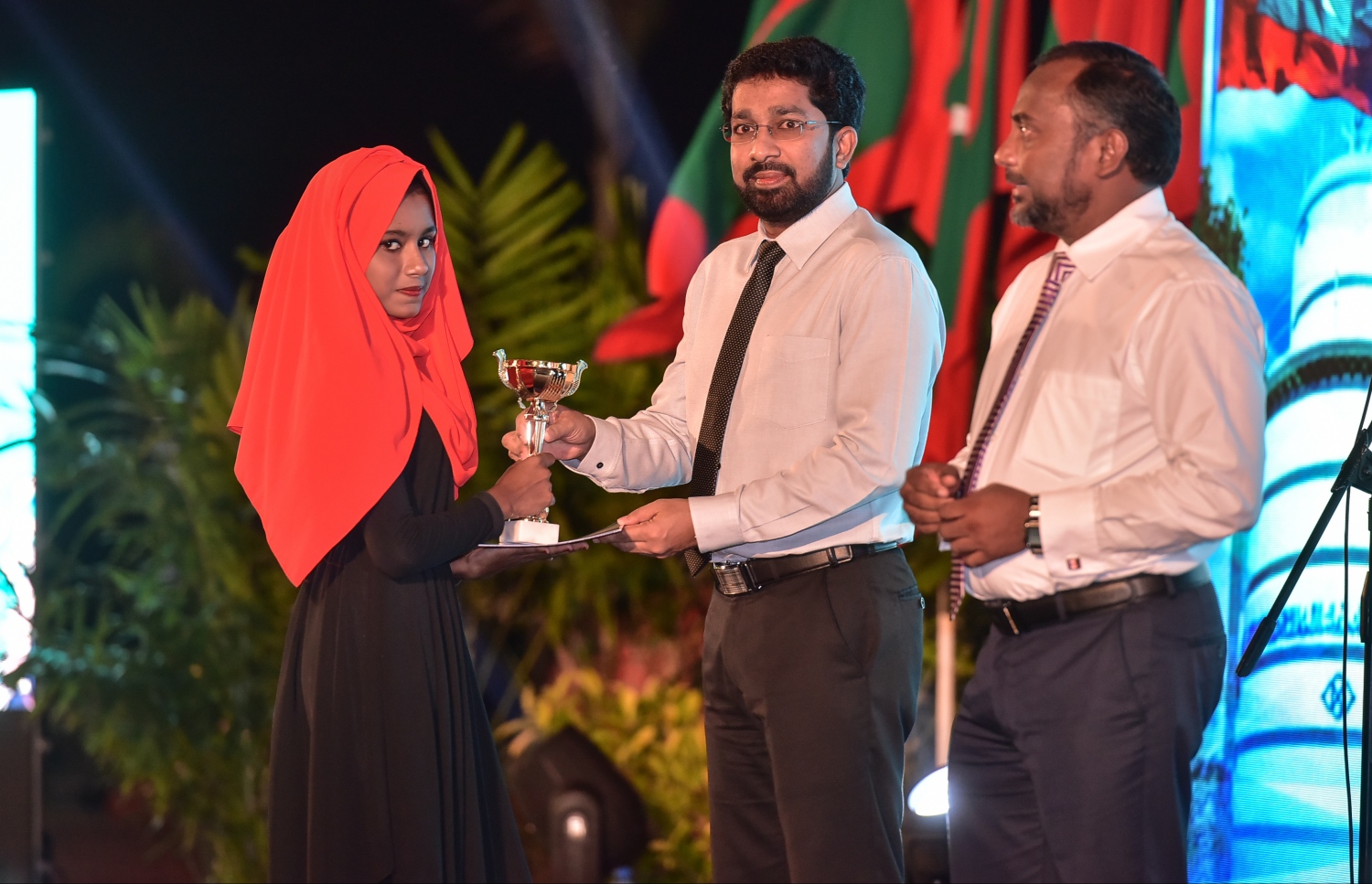 މިދިޔަ އަހަރުގެ ގައުމީ ގުރުއާން މުބާރާތުން ވަނައެއް ހާސިލްކުރި ދަރިވަރަކާ، ހޯމް މިނިސްޓަރު އަޒްލީން މިރޭ އިނާމު ހަވާލުކޮށްދެއްވާއިރު، އަރިހުގައި އިސްލާމިކް މިނިސްޓަރު ޒިޔާދު.---ފޮޓޯ: ނިޝާން އަލީ/މިހާރު