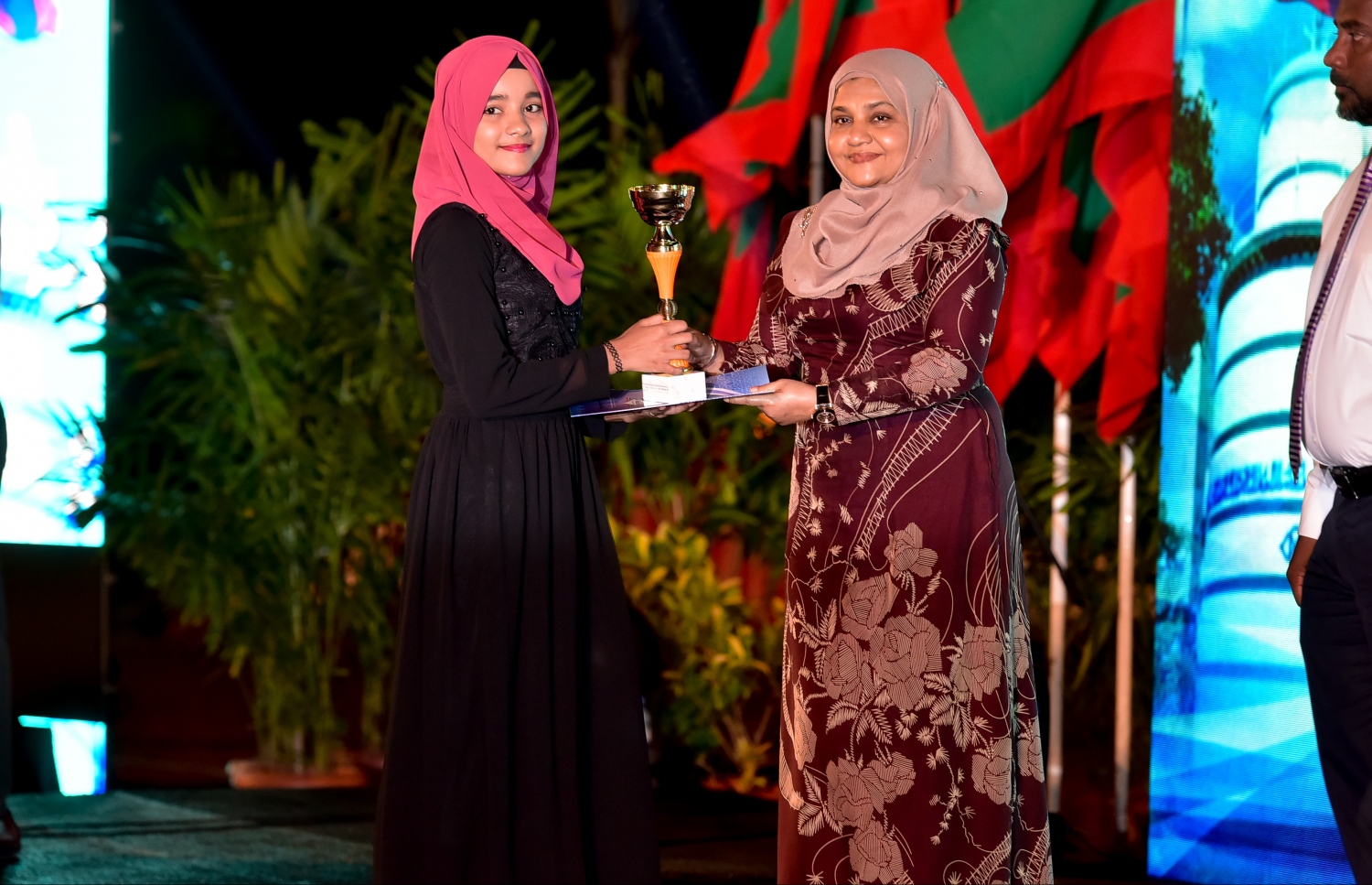 މިދިޔަ އަހަރުގެ ގައުމީ ގުރުއާން މުބާރާތުން ވަނައެއް ހާސިލްކުރި ދަރިވަރަކާ، ފަސްޓް ލޭޓީ ފާތުމަތު އިބްރާހިމް މިރޭ އިނާމު ހަވާލުކޮށްދެއްވަނީ.---ފޮޓޯ: ނިޝާން އަލީ/މިހާރު