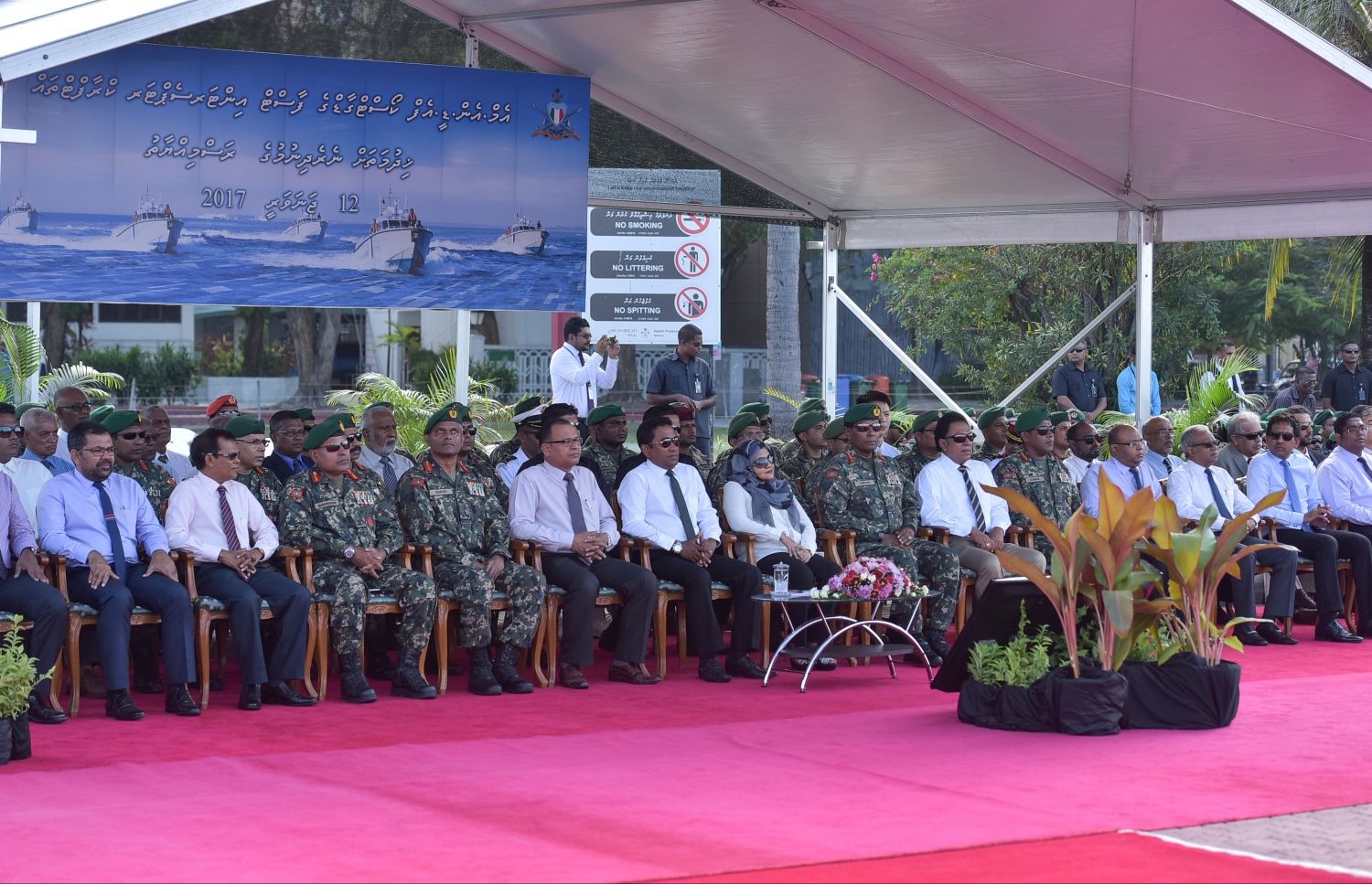 ސިފައިންގެ ޖަލްސާއެއްގައި ރައީސް އަބްދުﷲ ޔާމީނާއި ޑިފެންސް މިނިސްޓަރު އާދަމް ޝަރީފާއި ސިފައިންގެ އިސްވެރިން ބައިވެރިވެވަޑައިގަންނަވަނީ.