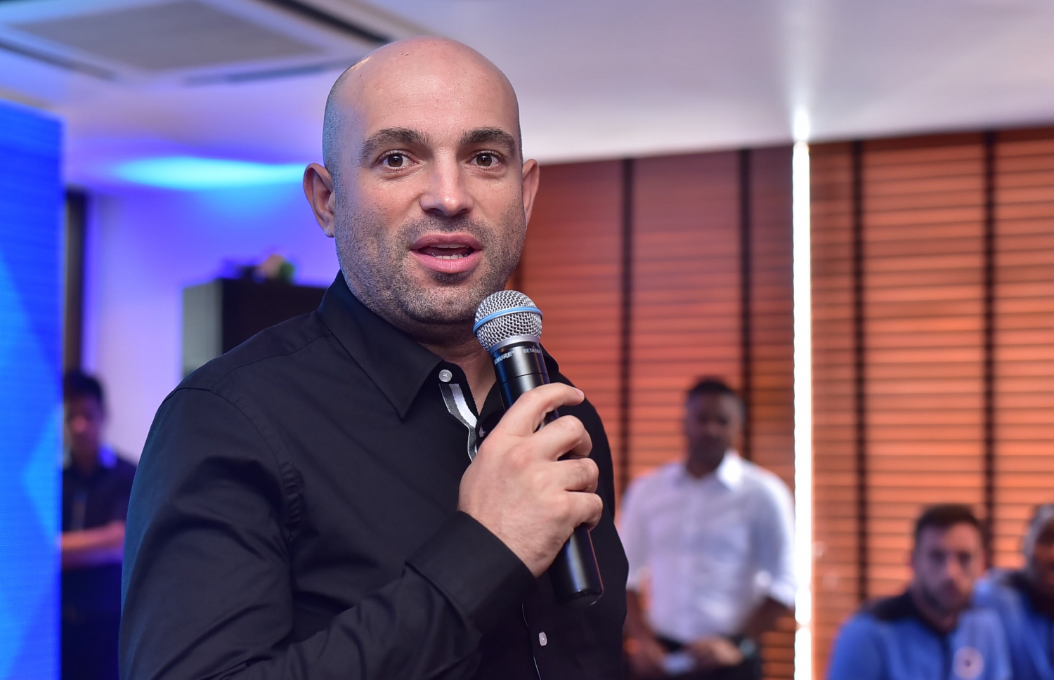 ނިއުގެ ކޯޗު ޓަވަރެސް ވާހަކަ ދައްކަނީ. -- ފޮޓޯ: ނިޝާން އަލީ/ މިހާރު