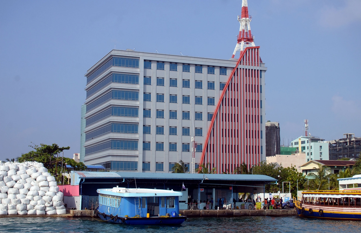 މާލޭގެ އަމީނީ މަގުގައި ހުންނަ ދިރާގުގެ މައި އޮފީސް: ކަރަންޓު ކެނޑުމުން މުއާސަލާތީ ހިދުމަތްތަކަށް ވެސް ބުރޫއަރާ. --ފޮޓޯ އަހްމަދު އަބްދުﷲ ސައީދު/ މިހާރު