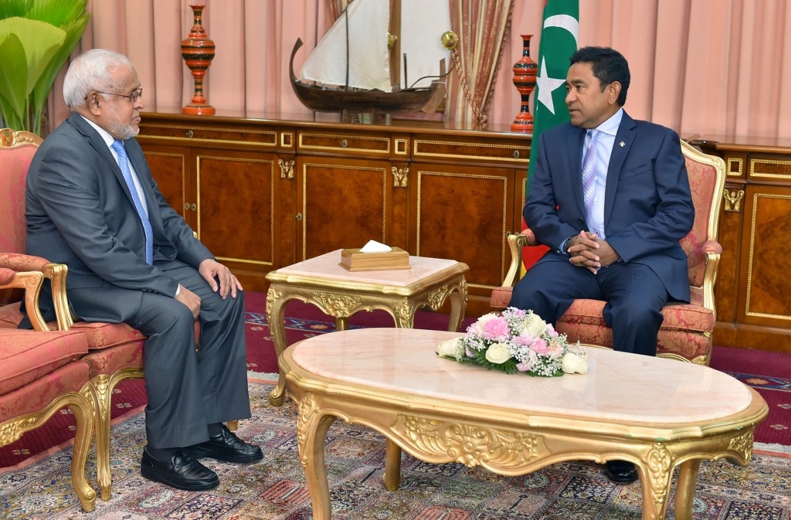 ފަތުވާދޭ އެންމެ މަތީ މަޖިލީހުގެ ރައީސްގެ މަގާމަށް ޝައިޚް ރަޝީދު މިއަދު އައްޔަން ކުރެއްވުމަށް ފަހު ރައީސް ޔާމީނާ (ކ) ބައްދަލުކުރައްވަނީ. -- ފޮޓޯ: ރައީސް އޮފީސް