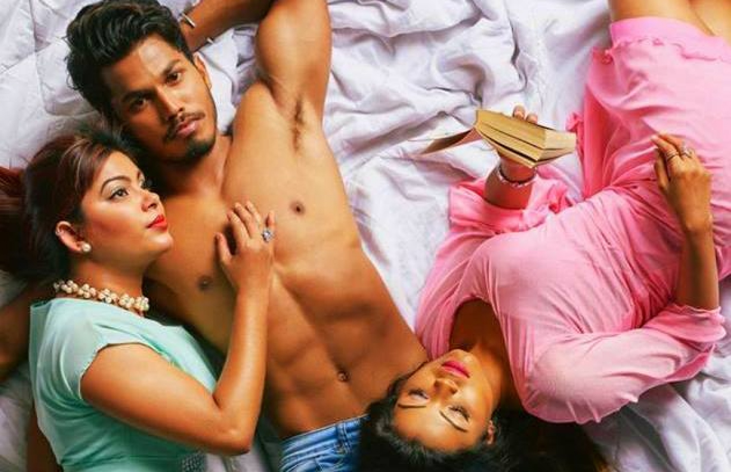 ފިލްމް "ހައްދު" ގެ ޕޯސްޓަރެއްގައި ފިލްމްގެ ލީޑް ތިން ތަރިން.