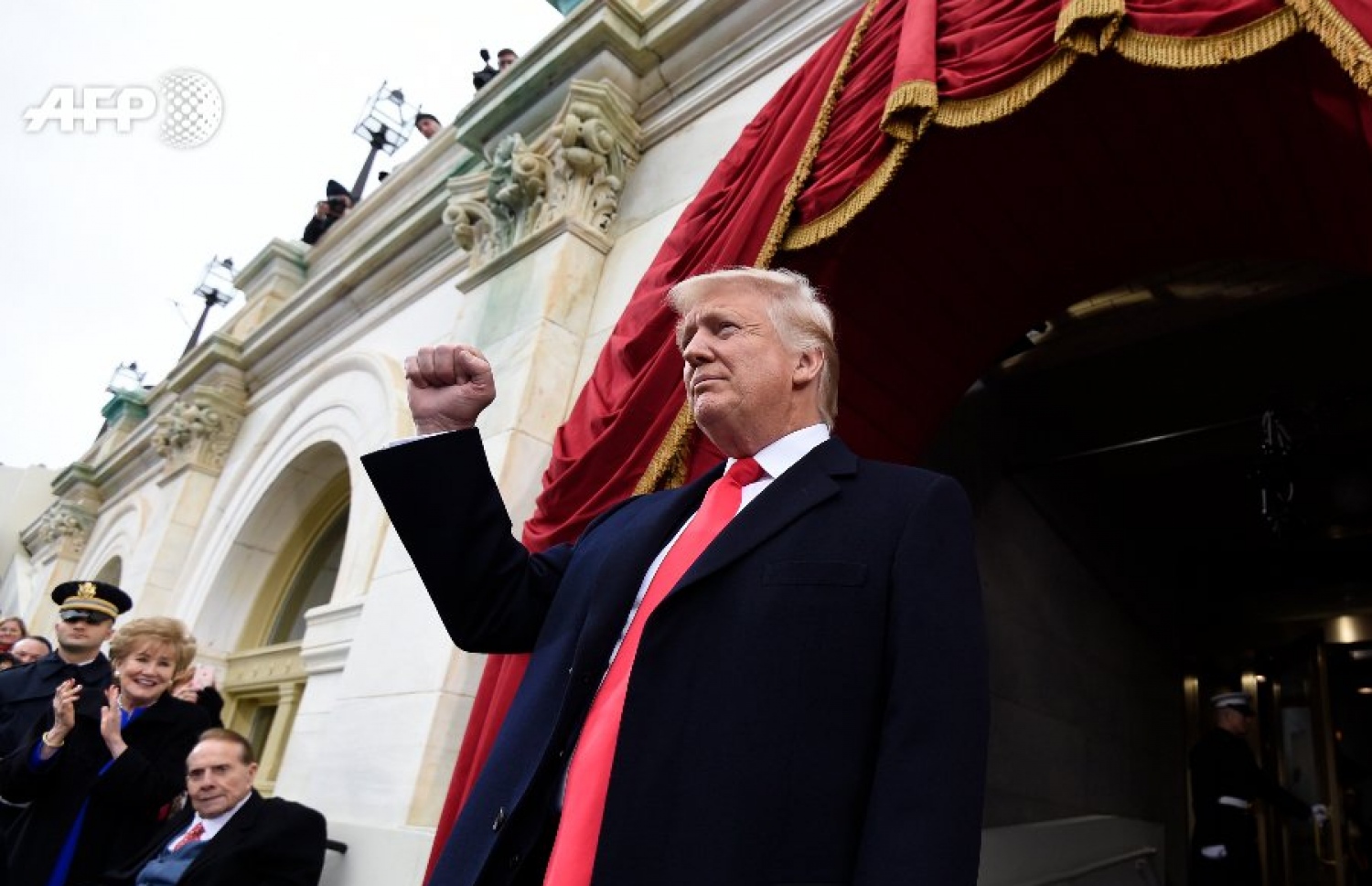 އެމެރިކާގެ ރައީސް ކަމުގެ ހުވާކުރެއްވުމުގެ ރަސްމިއްޔާތަށް ޑޮނަލްޑް ޓްރަމްޕް ނުކުމެވަޑައިގަންނަވަނީ. -- ފޮޓޯ: އޭއެފްޕީ