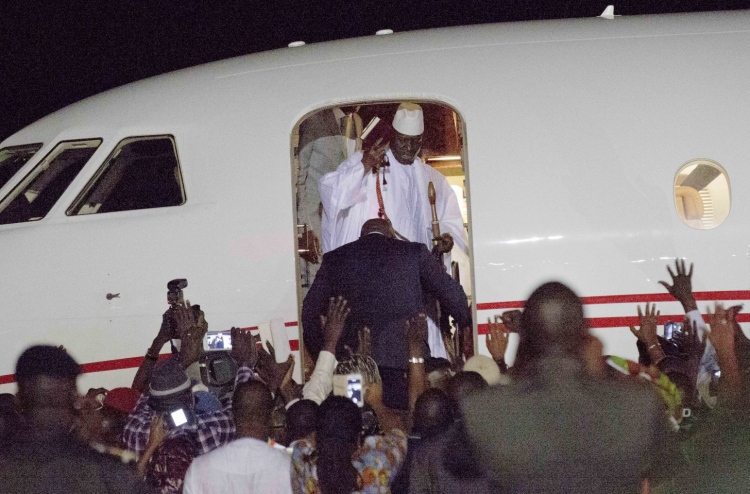 ގެމްބިއާގެ ކުރީގެ ރައީސް ގައުމު ދޫކުރައްވައި ވަޑައިގެންފި