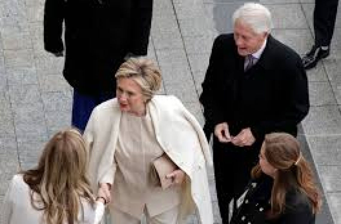 ޓްރަމްޕްގެ ހުވާ ކުރުމުގެ ރަސްމިއްޔާތުގައި ހިލަރީ އާއި ފިރިކަލުން ބިލް ކްލިންޓަން