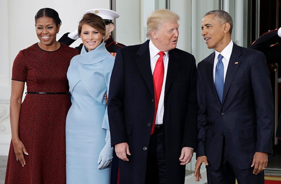 ޑޮނަލްޑް ޓްރަމްޕް (ކ-2) ރައީސްކަމުގެ ހުވާކުރެއްވި ރަސްމިއްޔާތަށް ވަޑައިގަތުމުގެ ކުރިން އަނބިކަނބަލުން މިލާނިއާ (ވ-2) އާ އެކު ރައީސް ބަރަކް އޮބާމާގެ ދެ ކަނބަލުންނާ އެކު ވައިޓް ހައުސްގައި: މިޝޭލް ތުރުކުރައްވައިގެން ހުންނެވީ ޑިޒައިނާ ޖޭސަން ވޫގެ ރަތް ހެދުމެއް