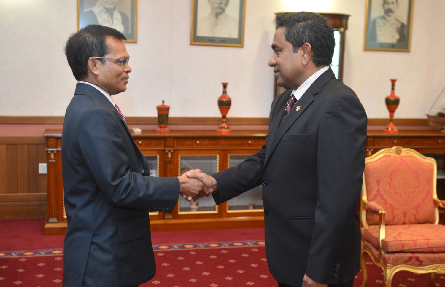 ރައީސް ޔާމީން (ކ) އާއި މަޖިލީހުގެ ރައީސް މަސީހު: މަގާމުގައި ދެމިހުންނެވުމަށްޓަކައި ދެ ބޭފުޅުންނަށް ވެސް އެކަކު އަނެކަކުގެ ބޭނުންތެރިކަން އިންތިހާ އަށް ބޭނުންވޭ. - ފޮޓޯ: މަޖިލިސް