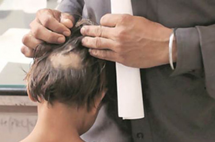 ޓީޗަރަކު ދަރިވަރެއްގެ އިސްތަށިގަނޑު އުފުރާލައިފި