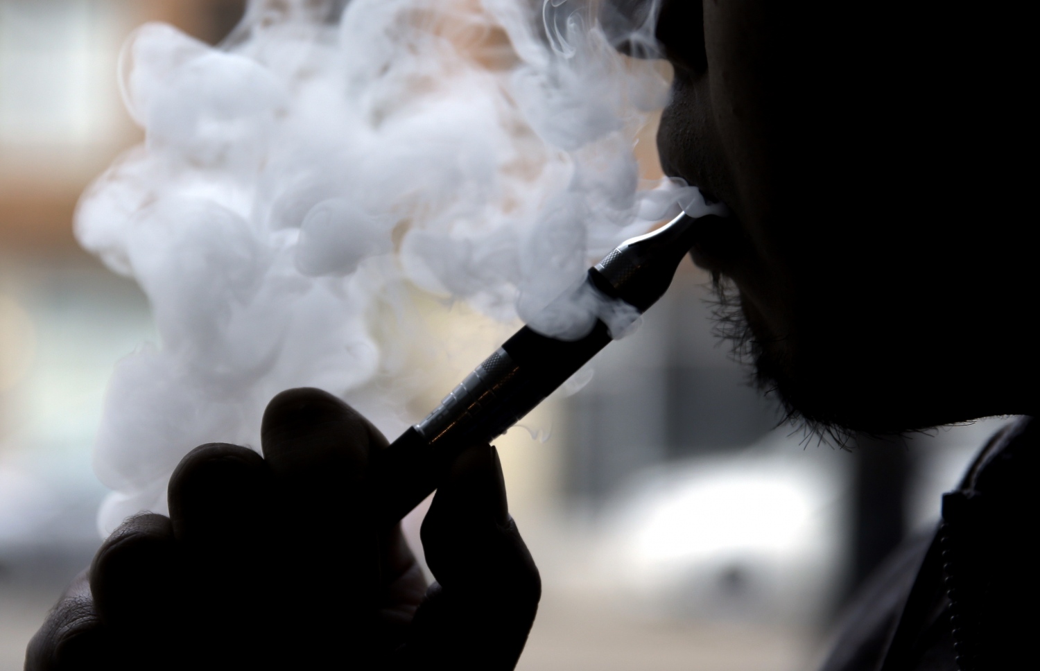 މީހަކު ވޭޕް ބޭނުންކުރަނީ. ވޭޕްގެ ސަބަބުން ޒުވާނުންގެ ފުއްޕާމެއަށް ބޮޑެތި ގެއްލުންތައް ލިބޭ ކަމަށް ޑޮކްޓަރުން ބުނޭ-- ފޮޓޯ: އޭޕީ