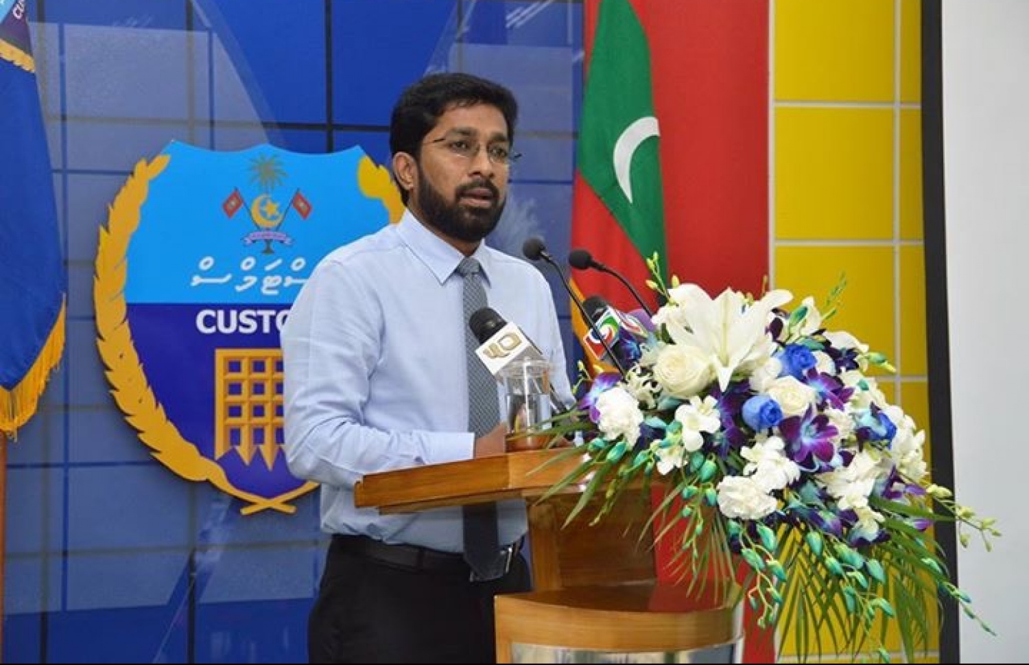 މިއަދުގެ ރަސްމިއްޔާތުގައި ހޯމް މިނިސްޓަރު އަޒްލީން ވާހަކަ ދައްކަވަނީ.---ފޮޓޯ: ކަސްޓަމްސް