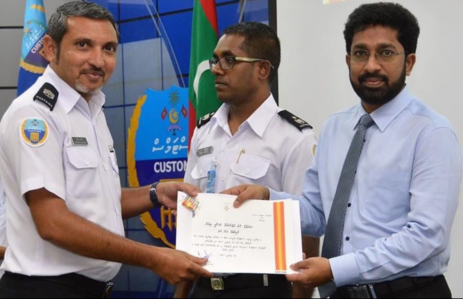 ކަސްޓަމްސްގެ މުވައްޒަފަކަށް ޝަރަފުގެ ކުލަ، ހޯމް މިނިސްޓަރު އަޒްލީން މިއަދު ދެއްވަނީ.---ފޮޓޯ: ކަސްޓަމްސް