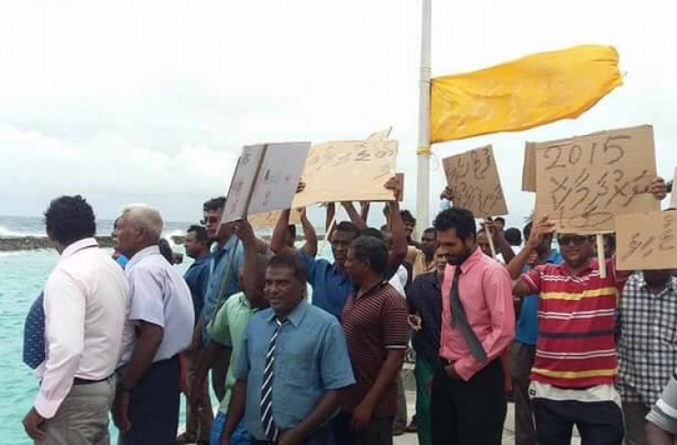 އޮމަދޫގައި ސަރުކާރާ ދެކޮޅަށް މުޒާހަރާކޮށްފި