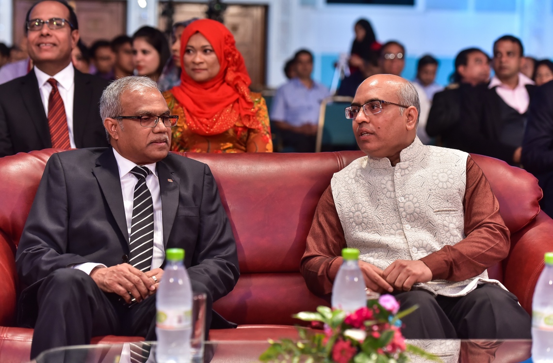 މާލެ: ޖެނުއަރީ 27، 2017: އިންޑިއާގެ ޖުމްހޫރީ ދުވަސް ފާހަގަކުރަން ބޭއްވި ހަފްލާގައި ފޮރިން މިނިސްޓަރު މުހައްމަދު އާސިމް(ވ)، އިންޑިއާގެ ސަފީރު އަކިލޭޝް މިޝްރާ (މ) އާއި ވާހަކަ ދައްކަވަނީ.-- ފޮޓޯ: ނިޝާން އަލީ/ މިހާރު