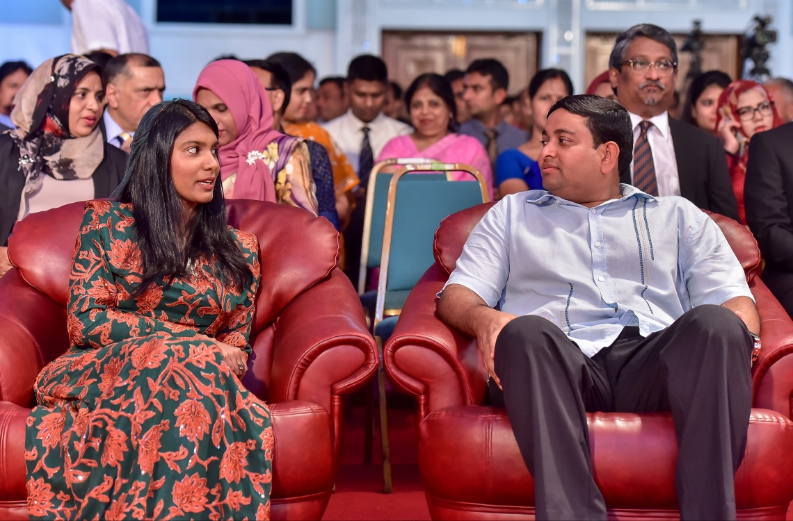 މާލެ: ޖެނުއަރީ 27، 2017: އިންޑިއާގެ ޖުމްހޫރީ ދުވަސް ފާހަގަކުރަން ބޭއްވި ހަފްލާގައި ފިޝަރީޒް މިނިސްޓަރު ޝައިނީ، އަދި ޖެންޑާ މިނިސްޓަރު ޒެނީޝާގެ އިތުރުން ސަރުކާރުގެ ބައެއް އިސްވެރިން ބައިވެރިވެ ވަޑައިގަންނަވަނީ.-- ފޮޓޯ: ނިޝާން އަލީ/ މިހާރު