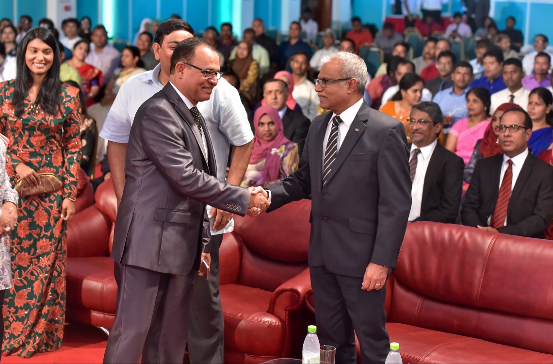 މާލެ: ޖެނުއަރީ 27، 2017: އިންޑިއާގެ ޖުމްހޫރީ ދުވަސް ފާހަގަކުރަން ބޭއްވި ހަފްލާގައި ޑިފެންސް މިނިސްޓަރު އާދަމް ޝަރީފް(ވ)، ފޮރިން މިނިސްޓަރު މުހައްމަދު އާސިމް އާ ސަލާމް ކުރައްވަނީ.-- ފޮޓޯ: ނިޝާން އަލީ/ މިހާރު