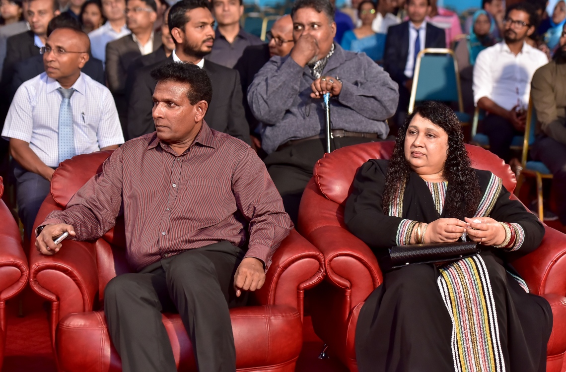 މާލެ: ޖެނުއަރީ 27، 2017: އިންޑިއާގެ ޖުމްހޫރީ ދުވަސް ފާހަގަކުރަން ބޭއްވި ހަފްލާގައި ޗީފް އޮފް ޑިފެންސް ފޯސް އަހުމަދު ޝިޔާމްގެ އިތުރުން ސަރުކާރުގެ ބައެއް އިސްވެރިން ބައިވެރިވެ ވަޑައިގަންނަވަނީ.-- ފޮޓޯ: ނިޝާން އަލީ/ މިހާރު