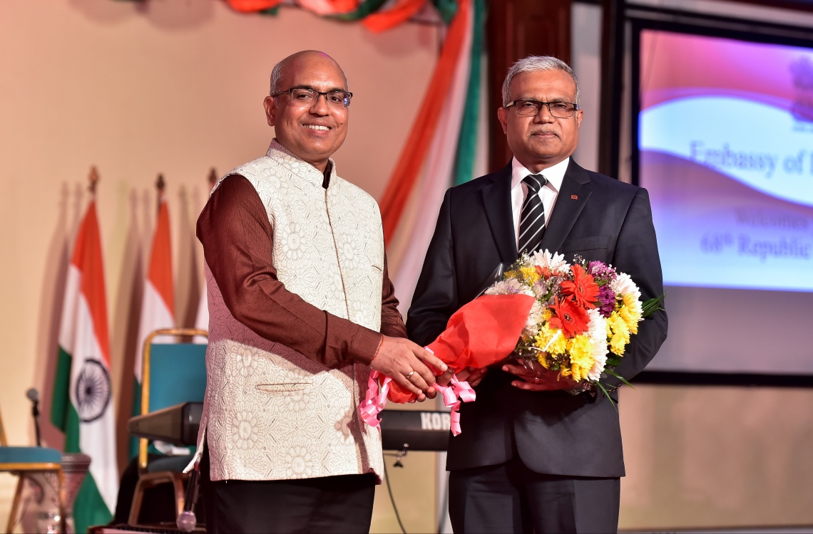 މާލެ: ޖެނުއަރީ 27، 2017: އިންޑިއާގެ ޖުމްހޫރީ ދުވަސް ފާހަގަކުރަން ބޭއްވި ހަފްލާގައި އިންޑިއާގެ ސަފީރު އަކީލޭޝް މިސްރާ(ވ)، ފޮރިން މިނިސްޓަރު މުހައްމަދު އާސިމް(ކ) އަށް މާބޮނޑިއެއް ދެއްވަނީ.-- ފޮޓޯ: ނިޝާން އަލީ/ މިހާރު