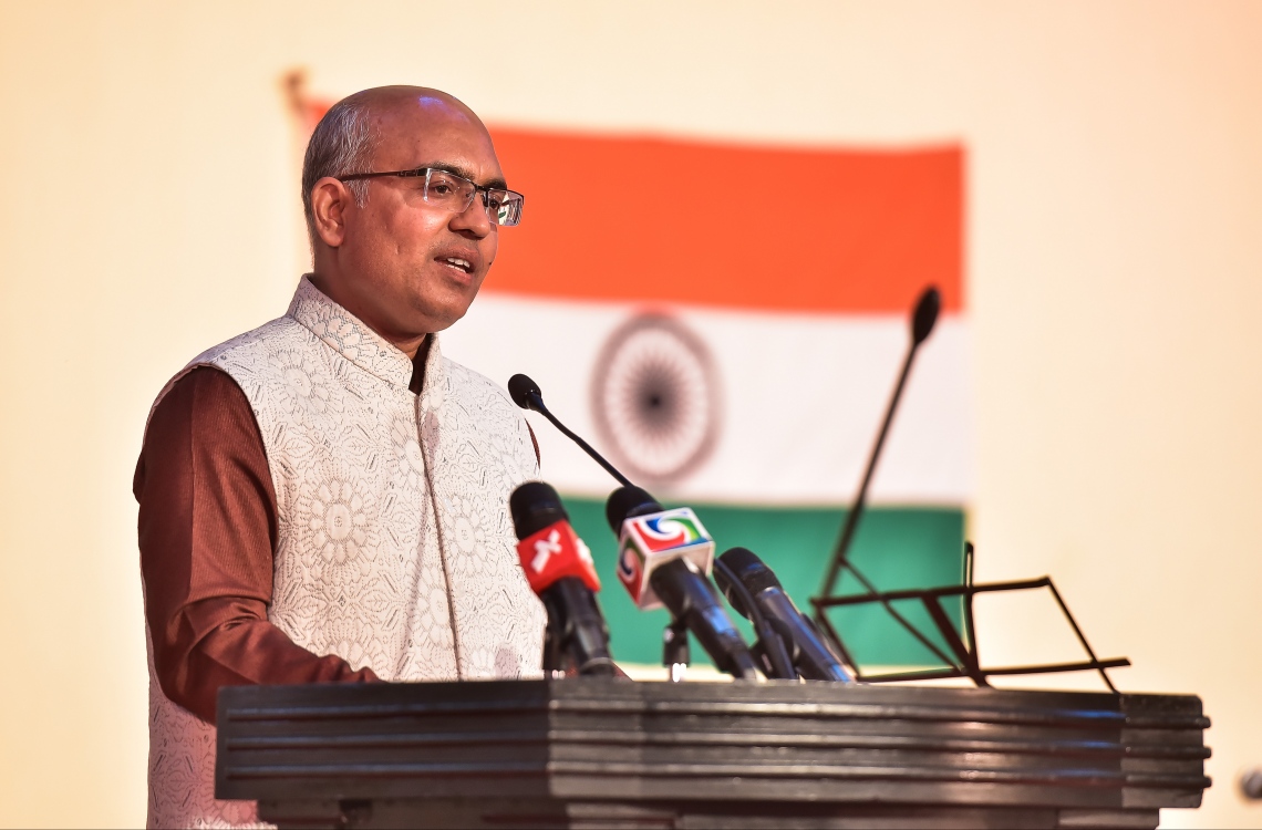 މާލެ: ޖެނުއަރީ 27، 2017: އިންޑިއާގެ ޖުމްހޫރީ ދުވަސް ފާހަގަކުރަން ބޭއްވި ހަފްލާގައި އިންޑިއާގެ ސަފީރު އަކިލޭޝް މިސްރާ ވާހަކަ ދައްކަވަނީ.-- ފޮޓޯ: ނިޝާން އަލީ/ މިހާރު