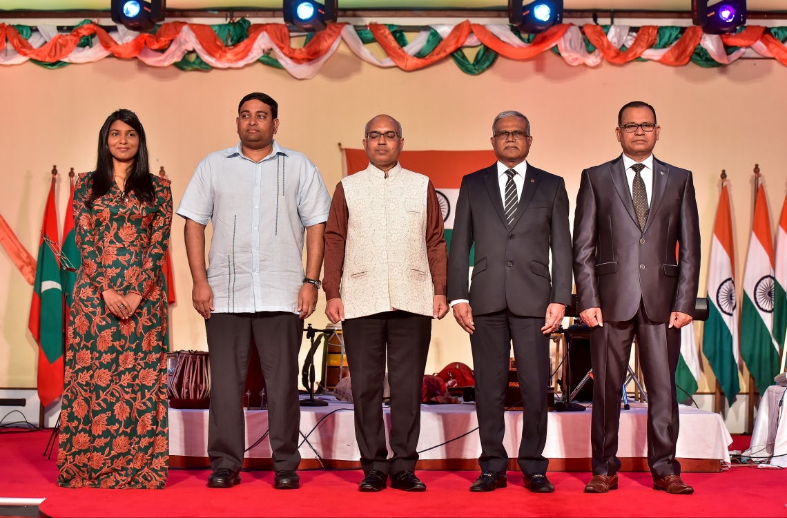 މާލެ: ޖެނުއަރީ 27، 2017: އިންޑިއާގެ ޖުމްހޫރީ ދުވަސް ފާހަގަކުރަން ބޭއްވި ހަފްލާގައި ބައެއް މިނިސްޓަރުންނާއި އިންޑިއާގެ ސަފީރު އަކިލޭޝް މިޝްރާ (މ) ފޮޓޯއަކަށް ހުއްޓިވަޑައިގެން.-- ފޮޓޯ: ނިޝާން އަލީ/ މިހާރު